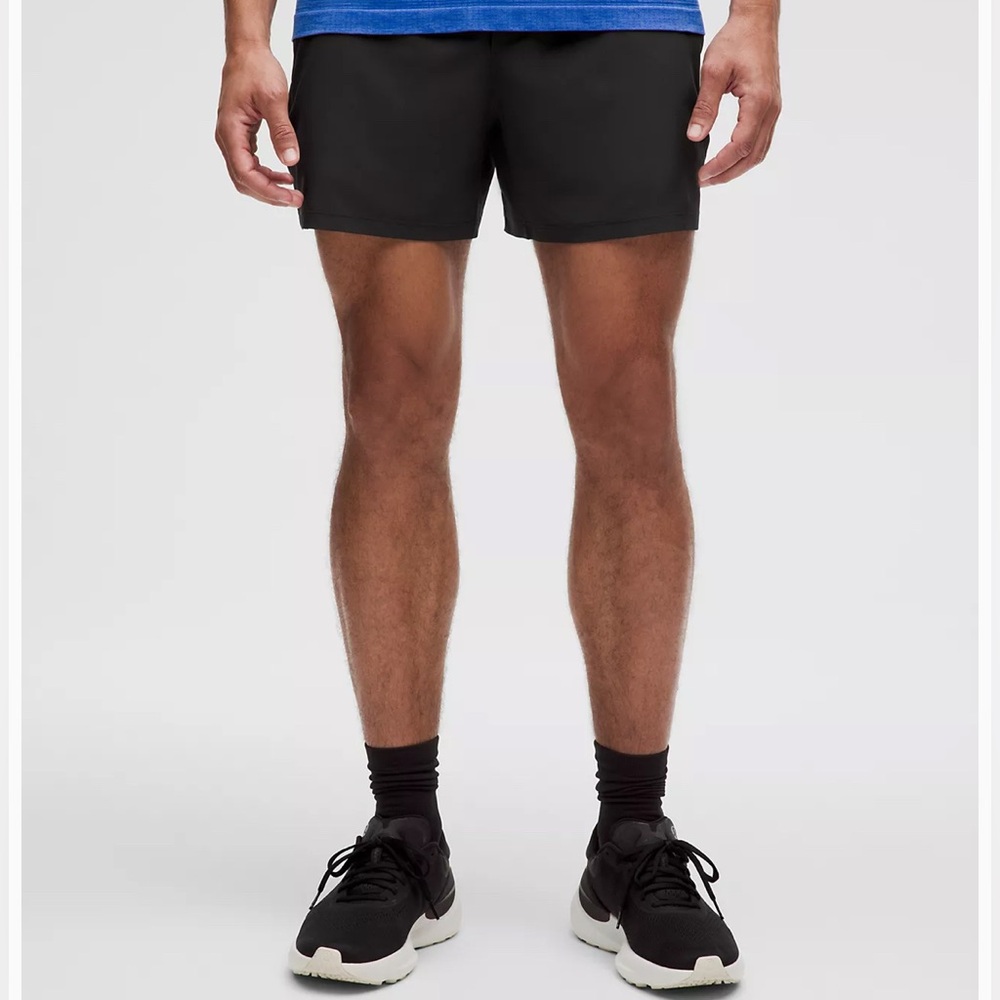Lululemon Men’s Medium Pace Breaker Short 5” LL black